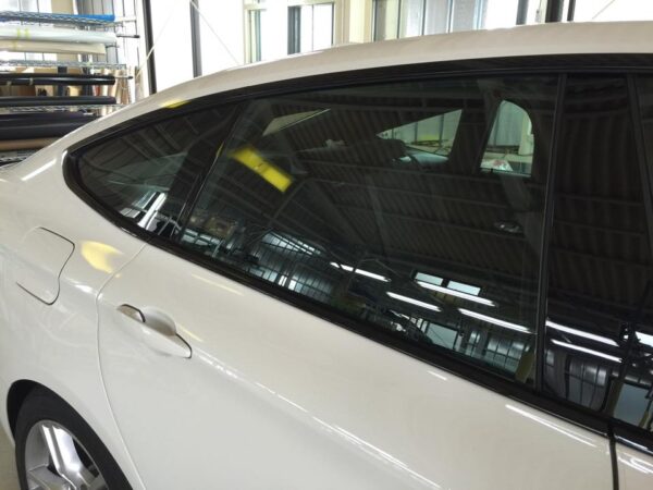 BMW320iGTの後部座席横の窓・施工前