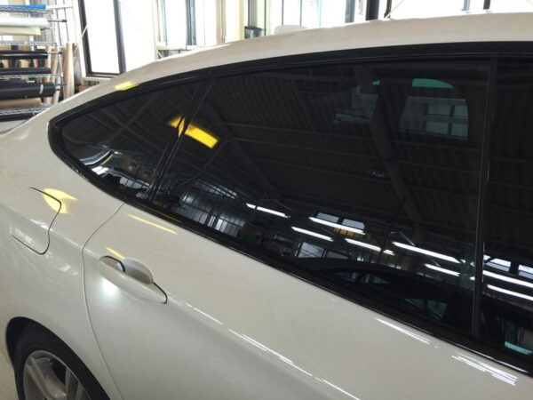 BMW320iGTの後部座席横の窓・施工後