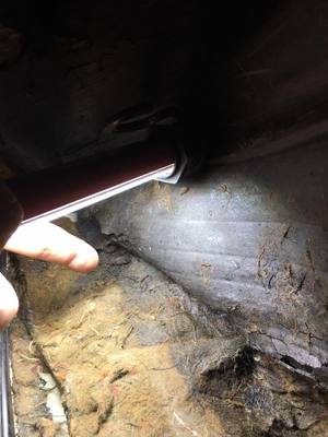 アウディURクアトロ・車内クリーニング・緩衝材の下に穴を発見