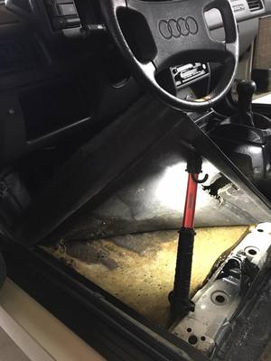 アウディURクアトロ・車内クリーニング・カーペット下の緩衝材
