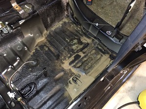 GTR(R32)浸水車内クリーニング・床にも泥が流れ込んでます