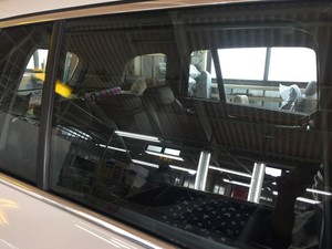 BMW2・カーフィルム・運転席側後部ドア施工前