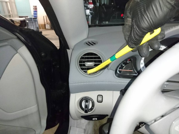 メルセデスベンツSL・車内クリーニング・エアコン吹き出し口も清掃