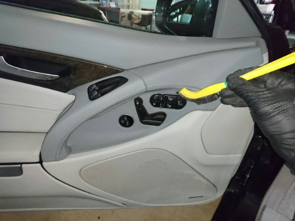 メルセデスベンツSL・車内クリーニング・スイッチ類の隙間も清掃