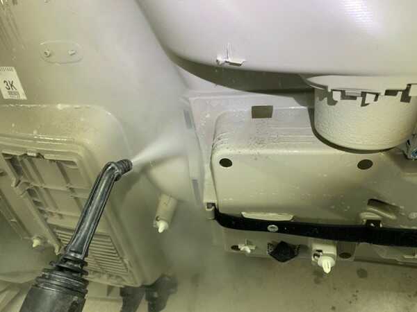 セレナ・ネズミ退治＆車内消臭クリーニング・クォータートリムの内部洗浄
