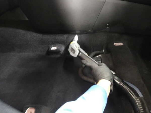 04アテンザ・プレミアム車内クリーニング・運転席下洗浄