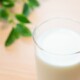 車で牛乳をこぼしてしまった時、自分でできる3つの対処法サムネイル