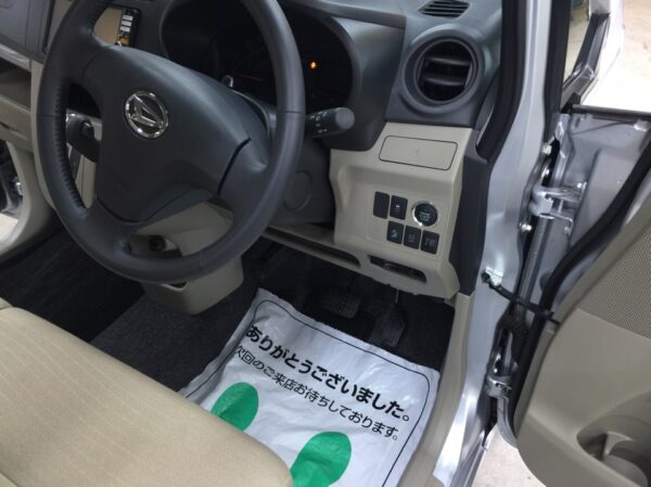 ムーブ・プレミアム車内クリーニング&洗車・運転席足元