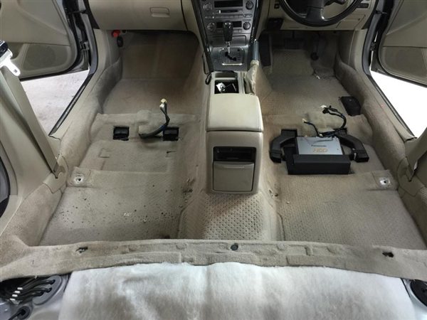 シートを外して洗浄している車内（スバル レガシィの施工事例）