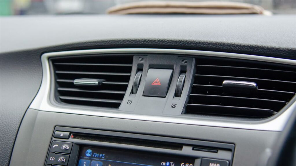 車エアコンの臭い解消！自宅でできるクリーニング方法とは？