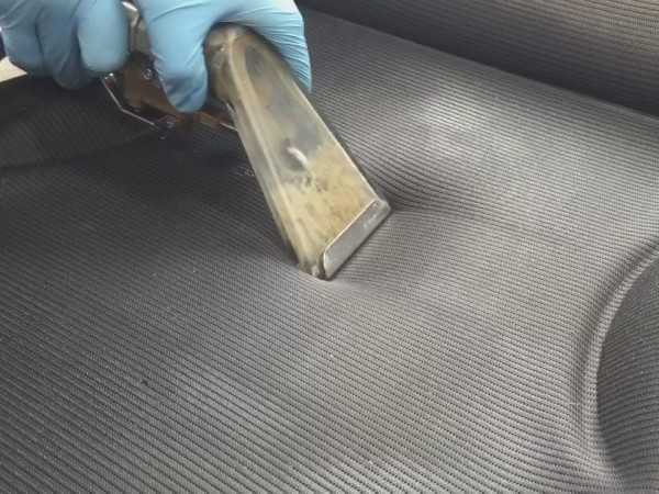 業務用リンサーで、シートの奥に染み込んだ汚れを吸い出しているところ