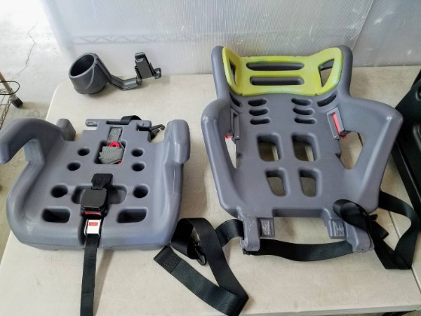 分解して洗浄しているチャイルドシート（ホンダ CR-Vの施工事例）