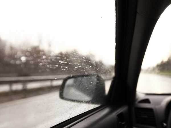雨の日の水滴が付いたサイドガラスとドアミラー