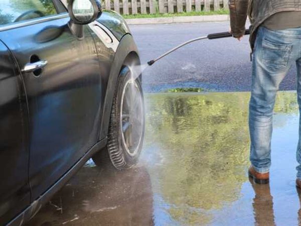 手洗い洗車の前に高圧洗浄機で砂ぼこりを流しているところ