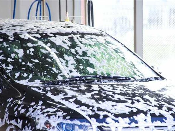 カーシャンプーの泡で覆われた車