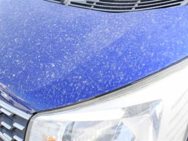 洗車をせずに汚れと水ジミが残ったボンネット