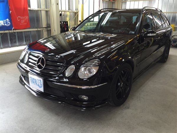 得洗隊の店内でコーティングのメンテナンスを終えた黒いメルセデスAMG