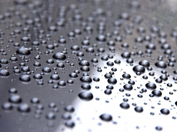 ガラスコーティングの上で丸い水玉になってはじかれる水