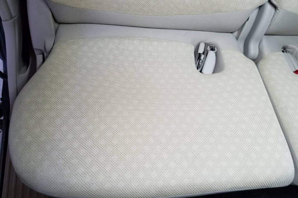 車のシートカバー交換の必要性と費用相場