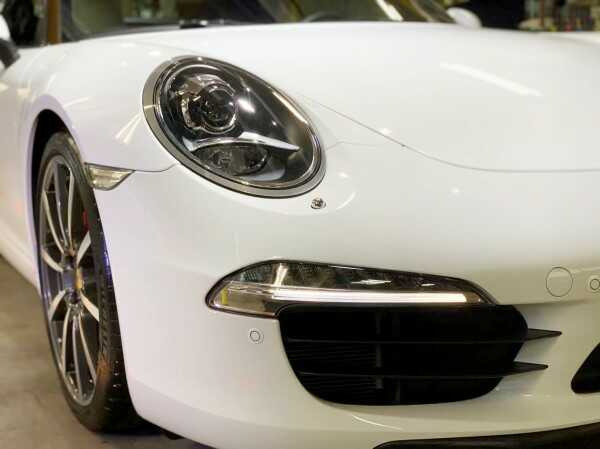 プロテクションフィルムで保護したポルシェ911のヘッドライト