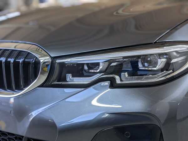 黄ばみのない新車のヘッドライト