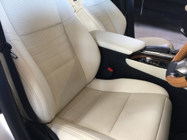 白いレザーシートのコーティング後（レクサスGS・運転席）