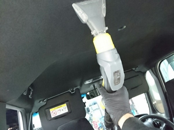 直接かかっていない天井にも臭いが移るため、天井も洗浄しているところ（ホンダ N-BOXの施工事例）