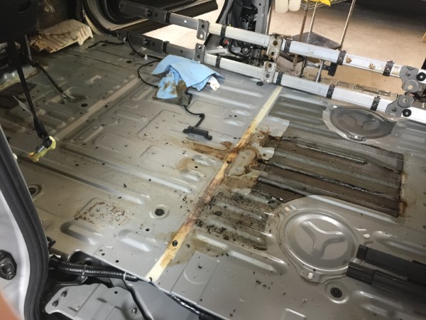 トランクで5リットルほどこぼれた灯油が広がり、カーペットをすべてはがした床（日産 セレナの施工事例）