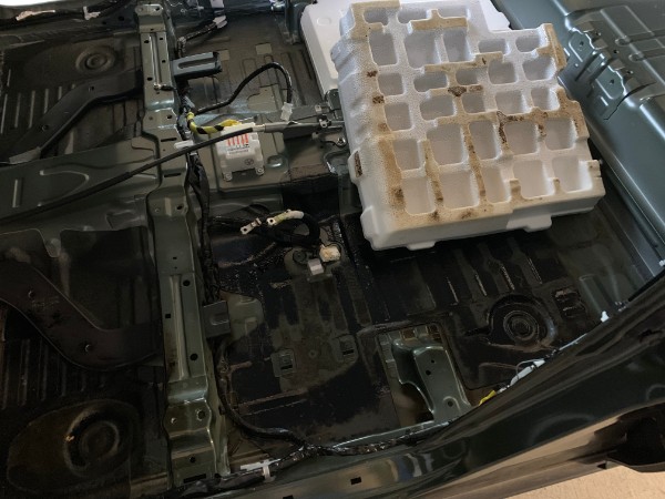 10リットルほどこぼれ、床下の半分が灯油漬けになっていた車（スズキ ハスラーの施工事例）