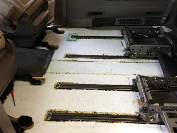 牛乳1Lが荷室の手前まで広がったため、カーペットを外して下のウレタンまで洗浄(日産 エルグランドの施工事例)