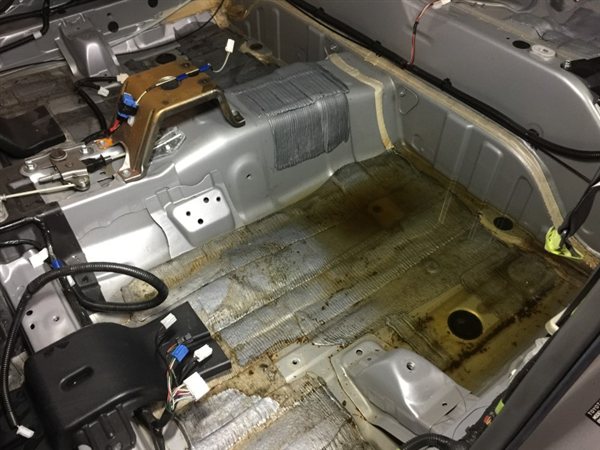 エアコンの排水ホースが詰まり、車内に入り込んだ排水の跡(黄色い部分。カーペットを外した状態)