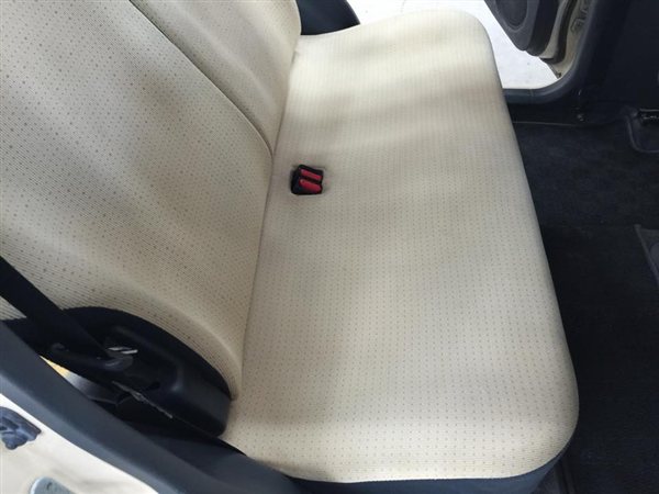同じシートの洗浄後。シミが落ちてきれいになった