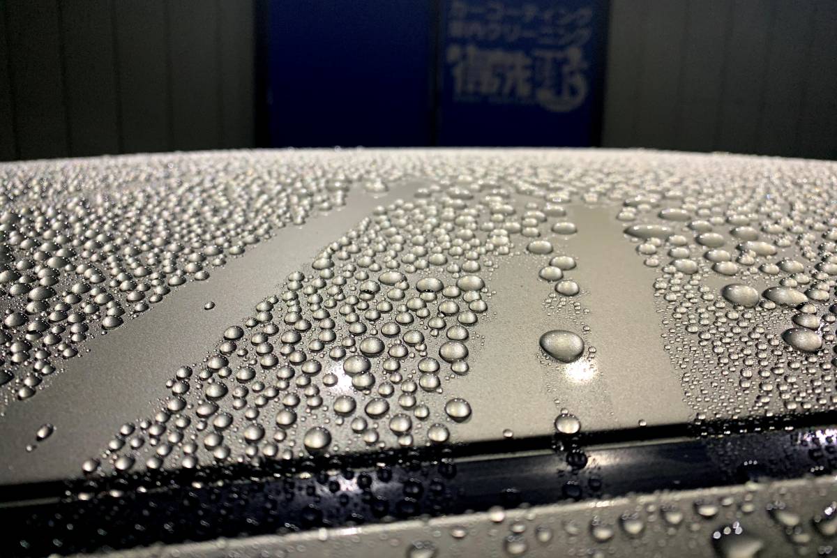 コーティングしたボディの上で、水が玉になっている様子