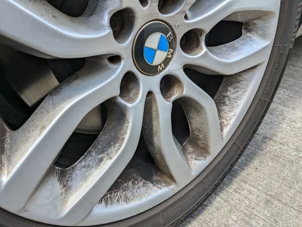 ブレーキダストで黒く汚れたBMWのホイール