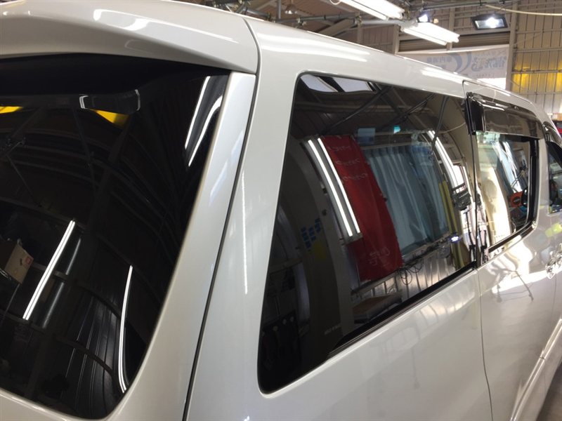 窓ガラスコーティングを施工したトヨタ アルファードの運転席側の後ろの窓