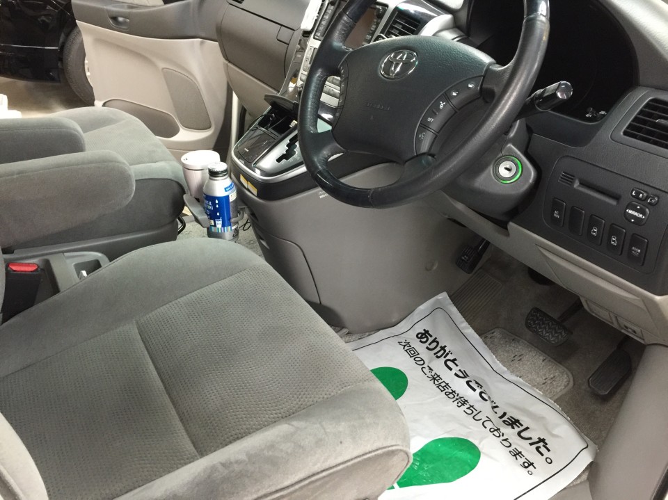 クイック車内クリーニング後のトヨタ アルファード(10系)の運転席