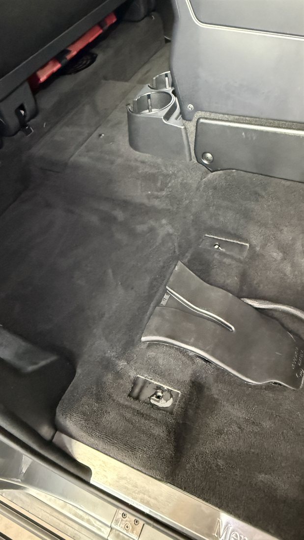 洗ったあとのメルセデス・ベンツ G350d の足元のカーペット