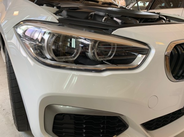 BMW 1シリーズの右のヘッドライト(施工前)。黄ばみのないきれいな状態