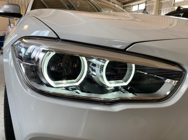 BMW 1シリーズの右のヘッドライト(施工後)。フィルムが貼ってあることはわからない