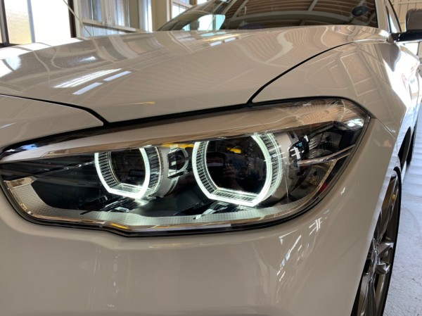 プロテクションフィルムを施工した BMW 1シリーズの左のヘッドライト