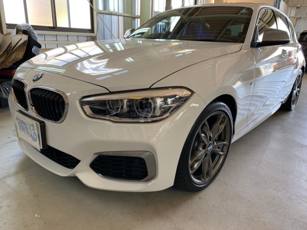 ヘッドライトにプロテクションフィルムを施工した BMW 1シリーズを斜め前から見たところ