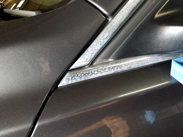 BMW 3シリーズ（F30）のドアミラー付近のメッキモール（作業前）