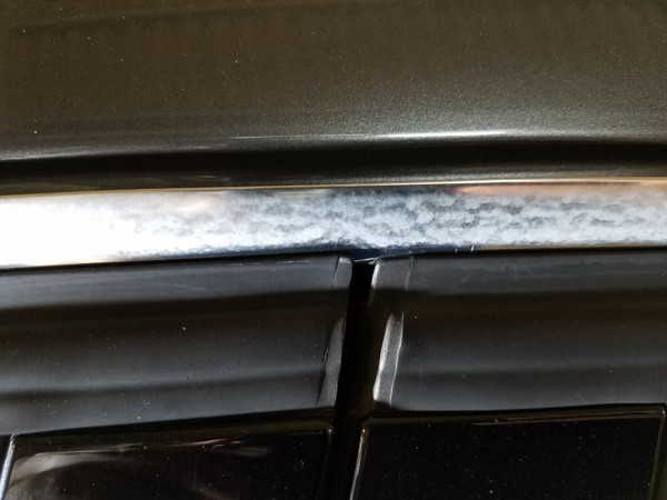 BMW 3シリーズ（F30）の窓枠の下側のメッキモール（作業前）