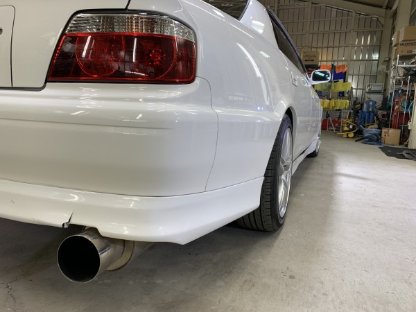 コーティング後のトヨタ チェイサー(JZX100)を右うしろの低い位置から見たところ