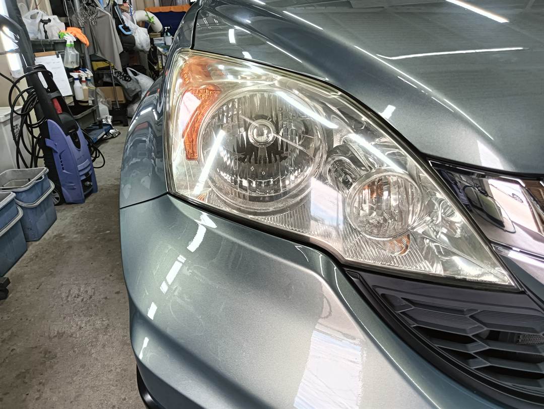 ホンダ CR-V のヘッドライトを正面から見たところ（作業前）。全体が黄ばんでくすんでいる