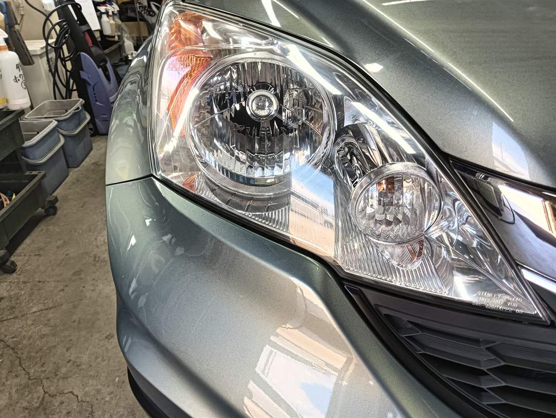 ホンダ CR-V のヘッドライトを正面から見たところ（作業後）。透明になり、中の反射板がはっきり見える