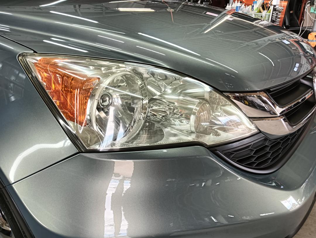 ホンダ CR-V のヘッドライトを斜めから見たところ（作業前）