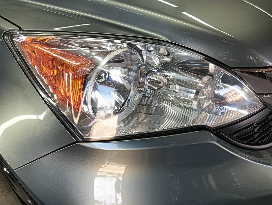 ホンダ CR-V のヘッドライトを斜めから見たところ（作業後）