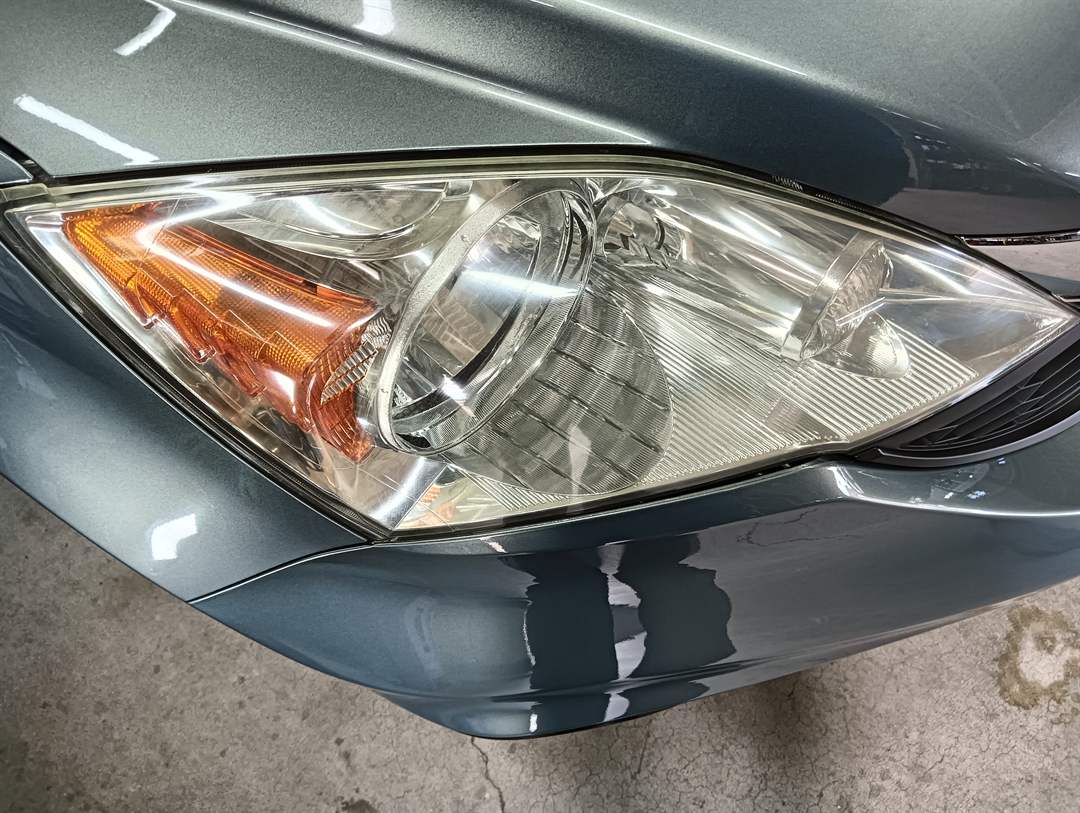 ホンダ CR-V のヘッドライトを上から見たところ（作業前）。表面が白っぽくくもっている