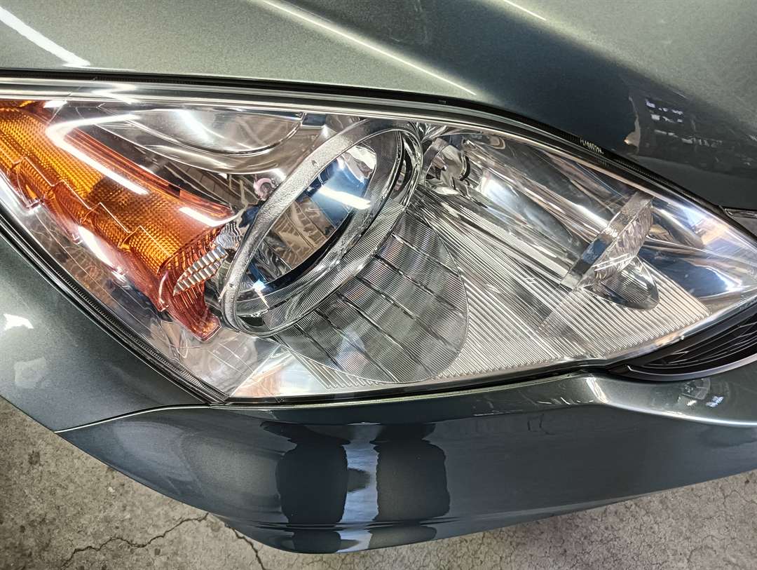 ホンダ CR-V のヘッドライトを上から見たところ（作業後）。くもりがなくなり、中まで見える